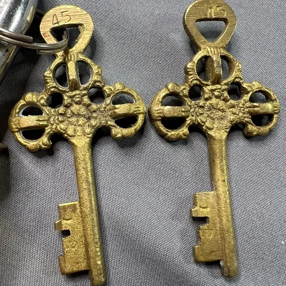 Vintage Solid Brass Indian Padlock w/ Keys – Hindu Motif – Heavy Decorative Lock - Picture 3 of 11